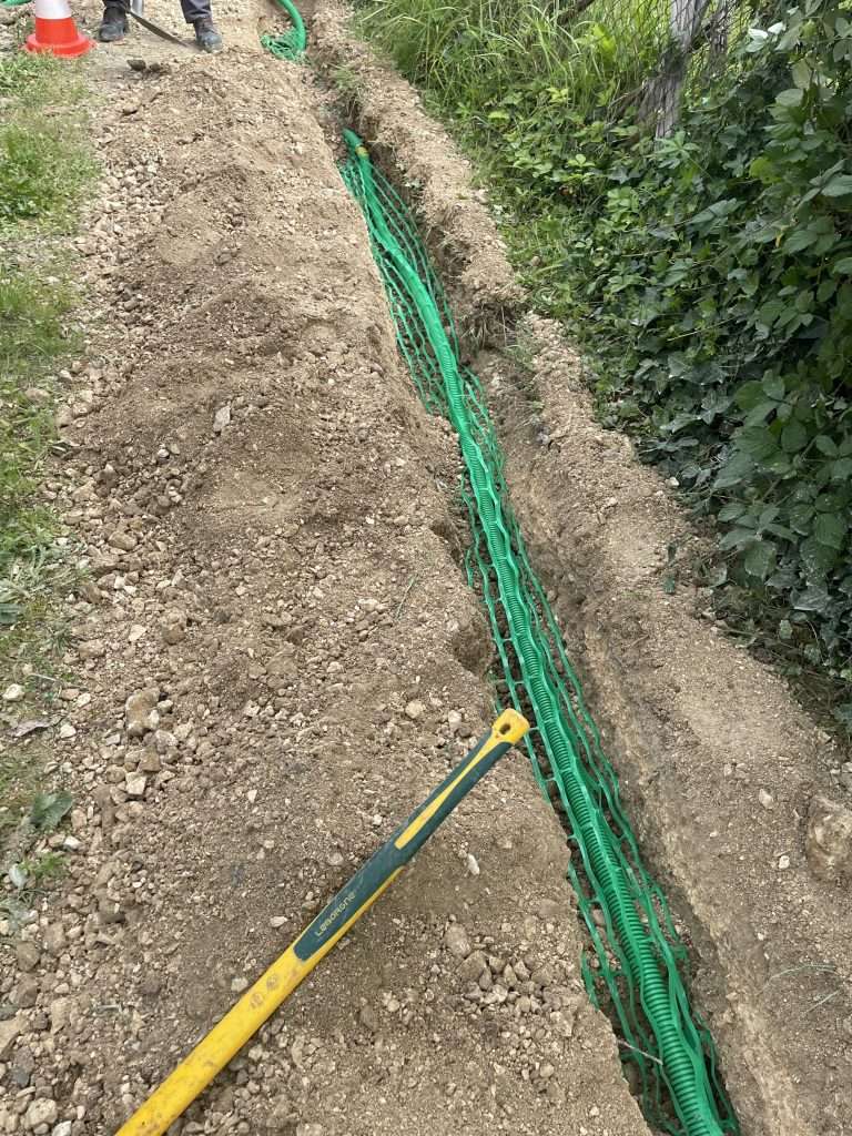 déploiement acceleré de la fibre en France , realisation de micro tranchée : travaux de terrassement pour le passage de la fibre optique à Avignon dans le Vaucluse 