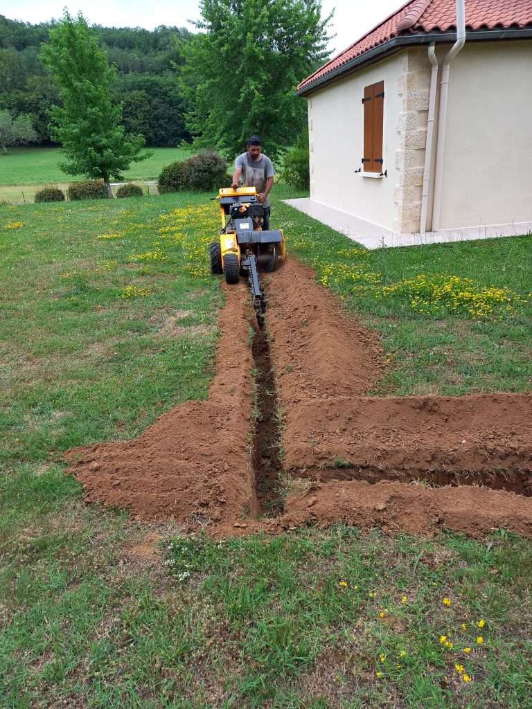 Techte87 expert en raccordement fibre procède à la réalisation également les travaux de terrassement comme la réalisation de tranchée sur Guéret, La Souterraine , Limoges , Bourges , Saint Nazaire , Challans , La Roche sur yon , Mont de Marsan 